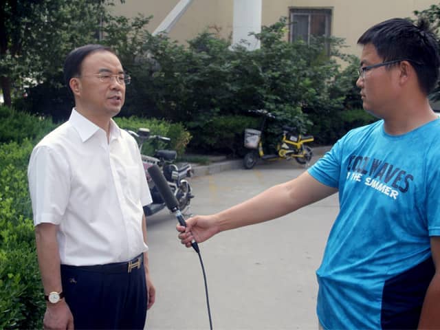山東天意機械董事長劉洪彬作為基層共產(chǎn)黨員，今天接受了當?shù)赜浾叩牟稍L